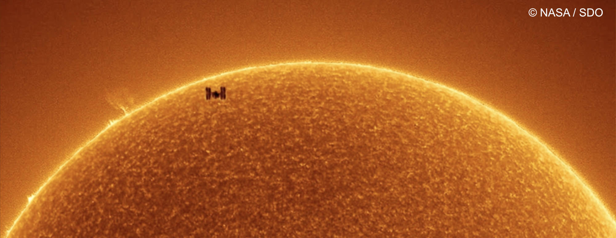 Sonnenstürme: Internationale Raumstation vor der Sonne.