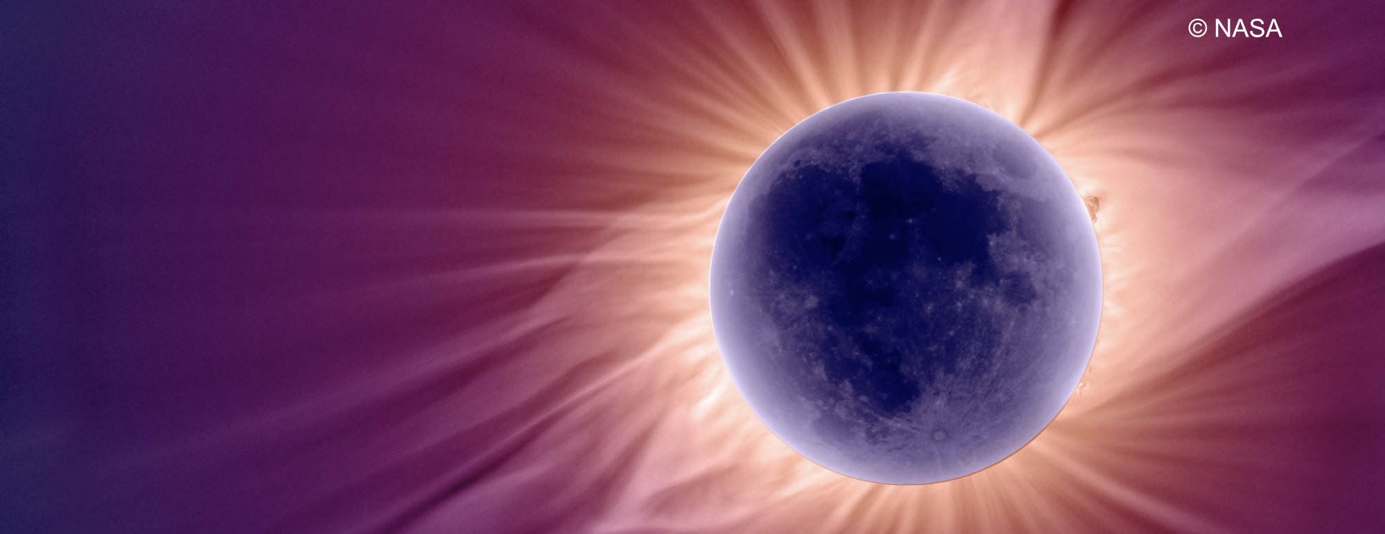 Sonnenstürme: Kolorierte Darstellung von Sonnenstrahlung hinter dem Mond.