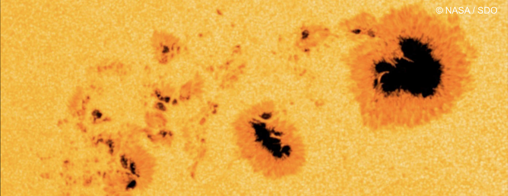 Sonnenstürme: Sonnenflecken - Weniger heiße Regionen auf der Photosphäre der Sonne.
